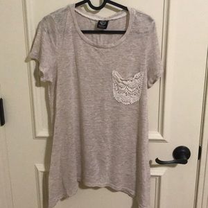 Short sleeve shirt with lace pocket